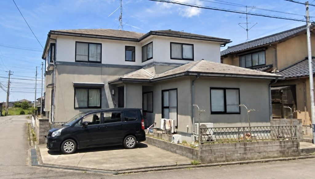 【全体的な色あせ】<br />
築20年の経過によって、外壁全体に色あせが見られました。<br />
<br />
外壁の色あせは、紫外線や風雨によって塗膜が徐々に劣化しているサインの一つです。劣化した状態を放置すると外壁材が外部環境の影響を受けやすくなるため、状態に応じた塗り替えが必要です。<br />
<br />
今回は外壁全体を塗装し、新しい塗膜で保護できる状態へ整えました。